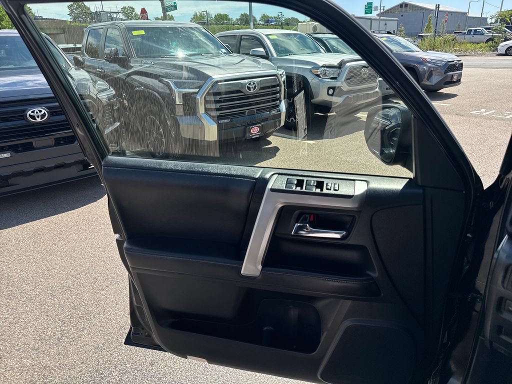 Used 2017 Toyota 4Runner SR5 Premium AWD/4WD image 33