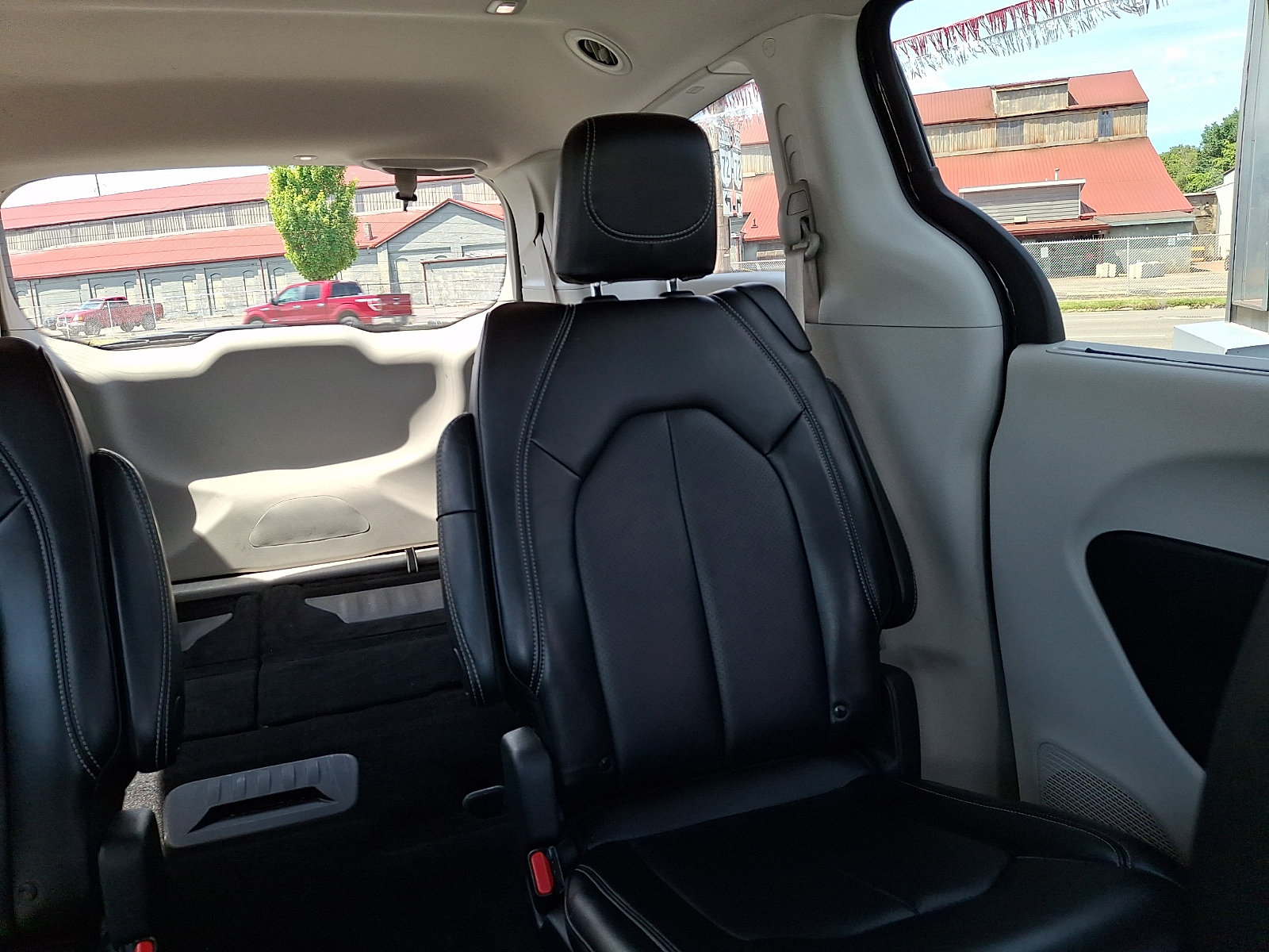 Used 2024 Chrysler Pacifica Touring-L FWD image 29