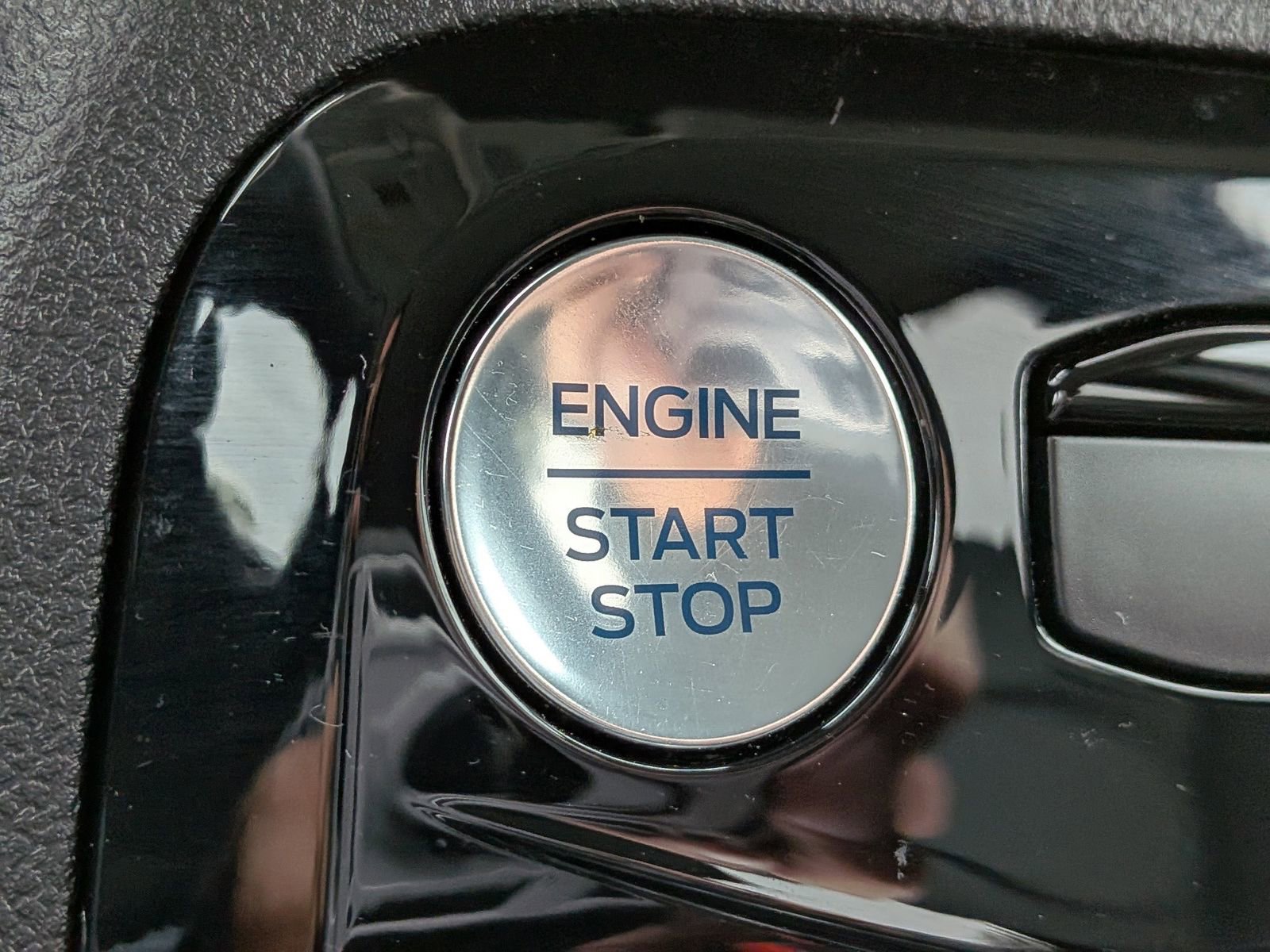 Certified 2025 Ford Escape Platinum image 32