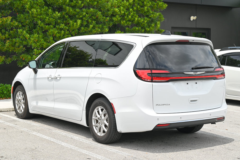 Used 2024 Chrysler Pacifica Touring-L FWD image 6