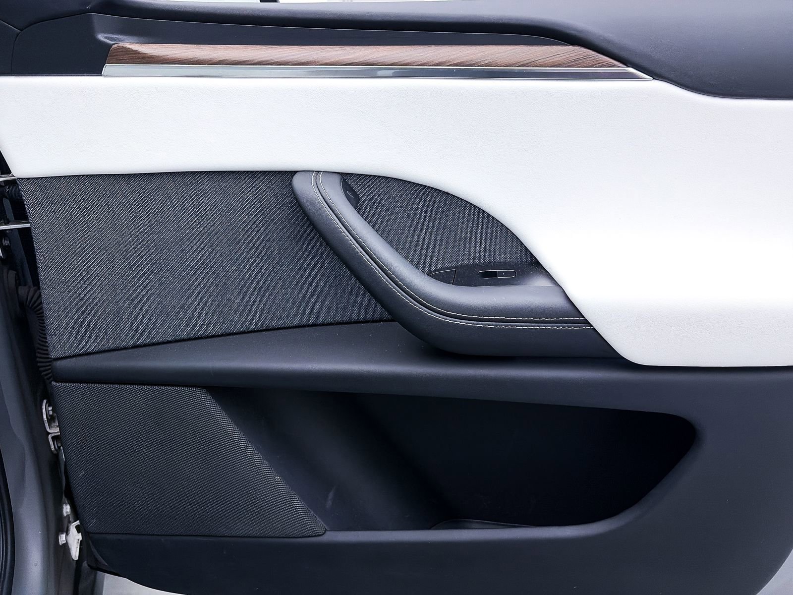 Used 2022 Tesla Model X image 30