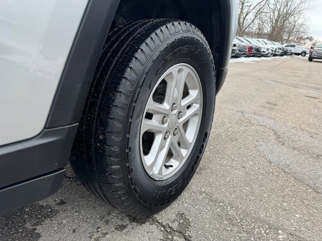 Used 2023 Jeep Grand Cherokee Laredo AWD/4WD image 11