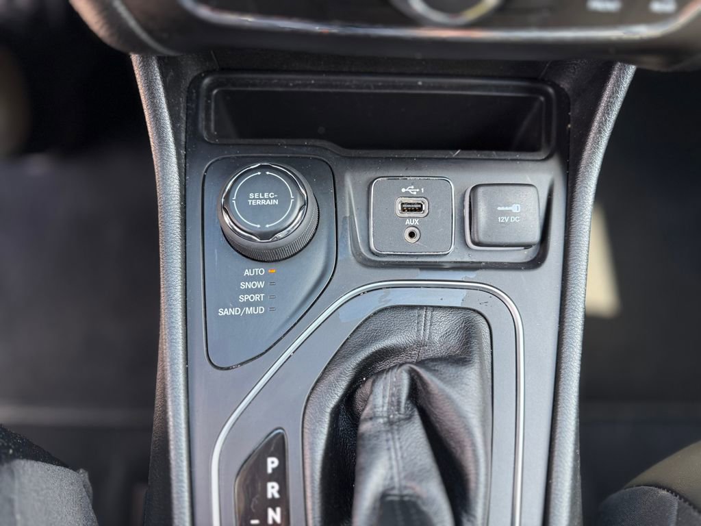 Used 2022 Jeep Cherokee Latitude Lux AWD/4WD image 16