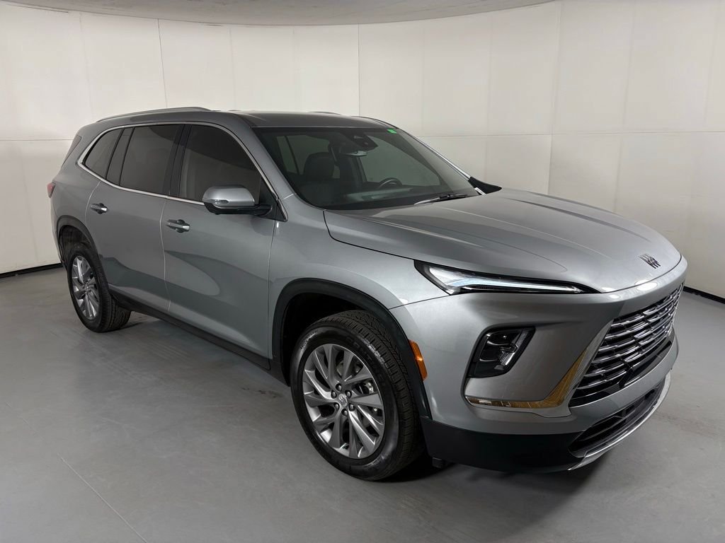 Used 2025 Buick Enclave Preferred FWD image 2