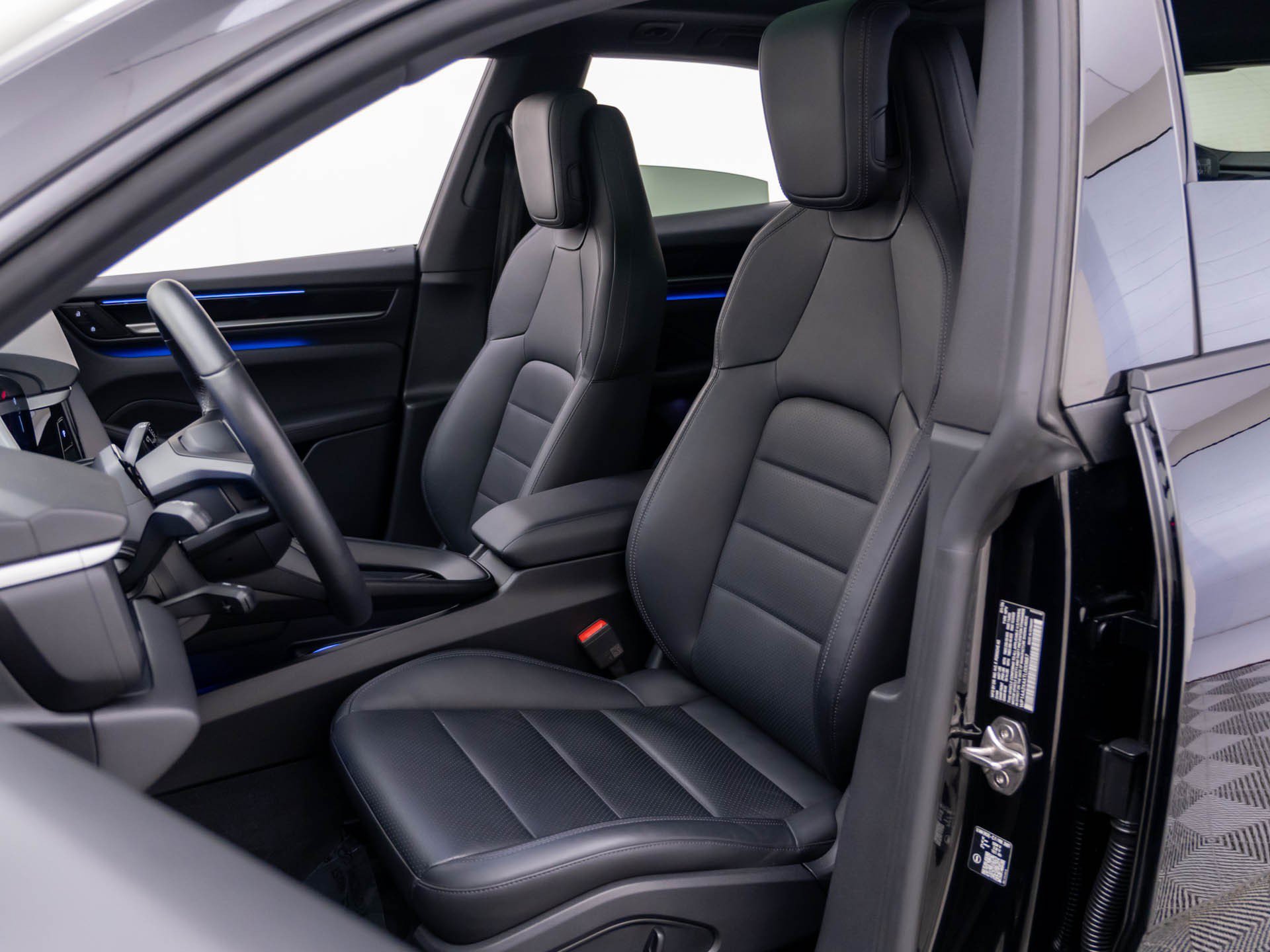 Certified 2026 Porsche Macan 4 Electric AWD/4WD image 5