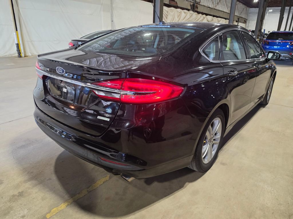 Used 2018 Ford Fusion SE w/ Fusion SE Technology Package FWD image 2
