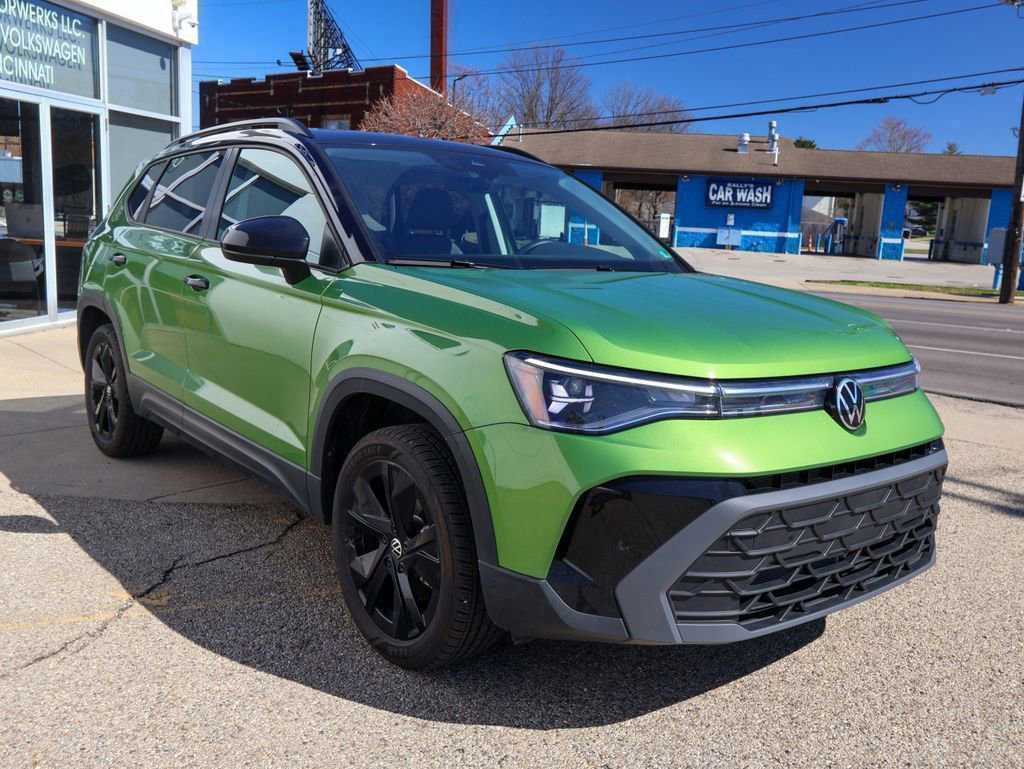 Certified 2025 Volkswagen Taos SE image 7