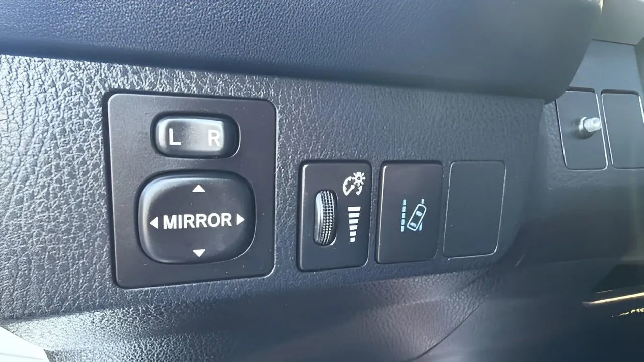 Used 2018 Toyota RAV4 LE image 33