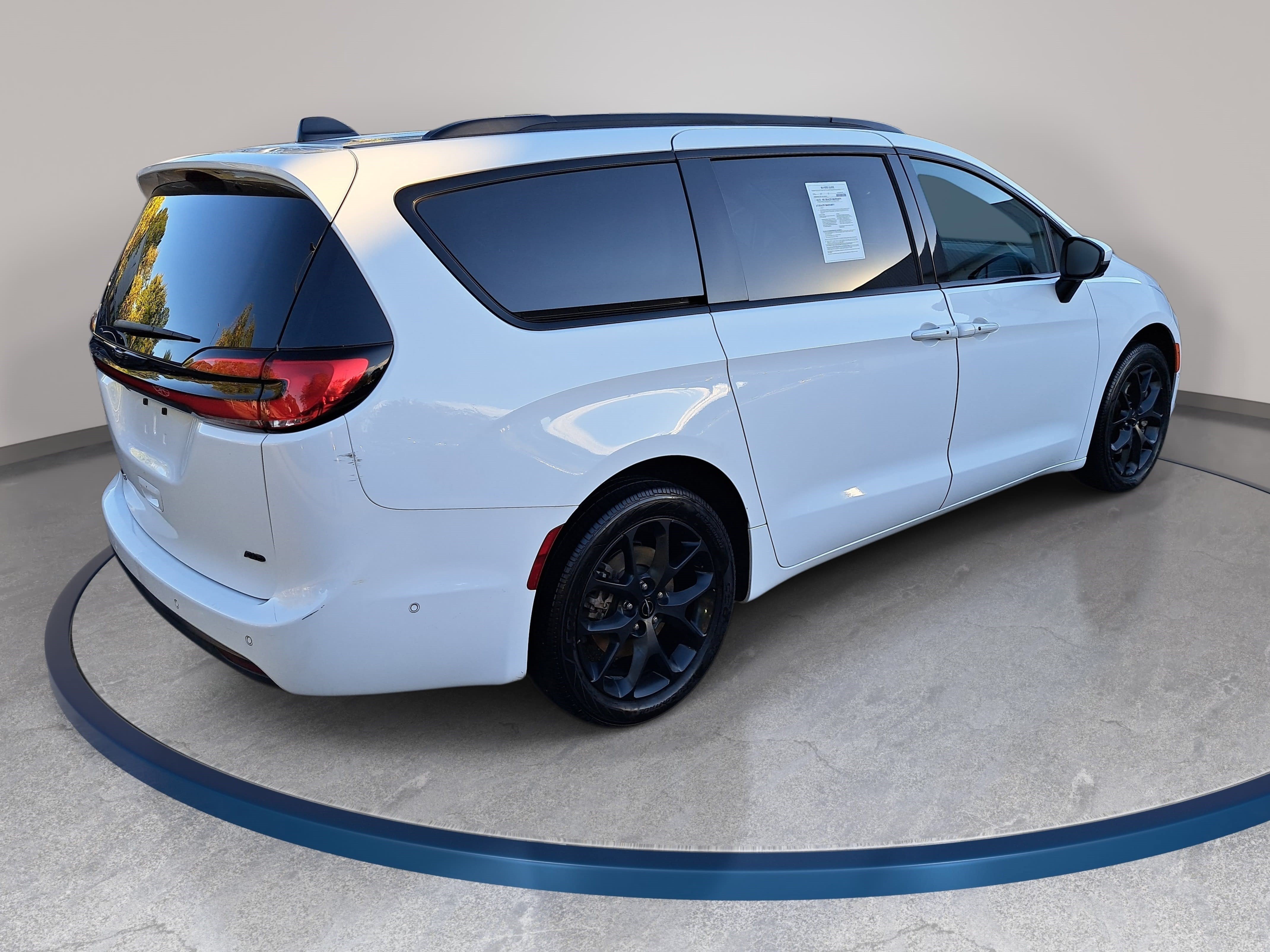 Used 2023 Chrysler Pacifica Touring-L w/ S Appearance Package AWD/4WD image 5