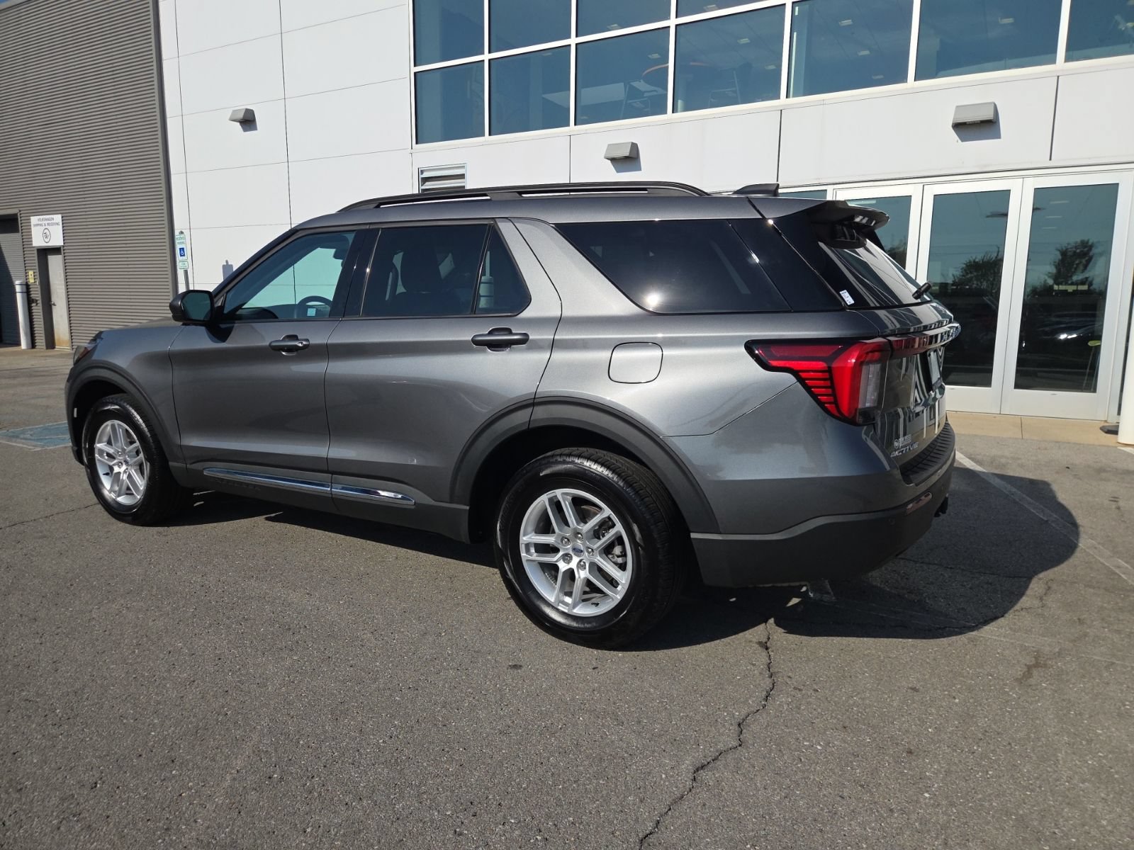 Used 2025 Ford Explorer Active AWD/4WD image 12