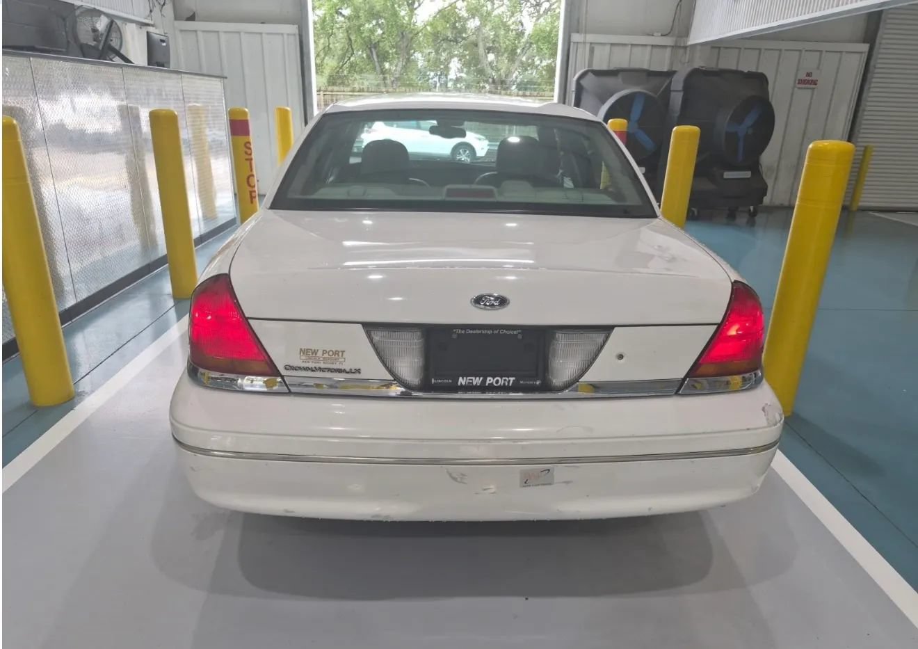 Used 2003 Ford Crown Victoria LX RWD image 4