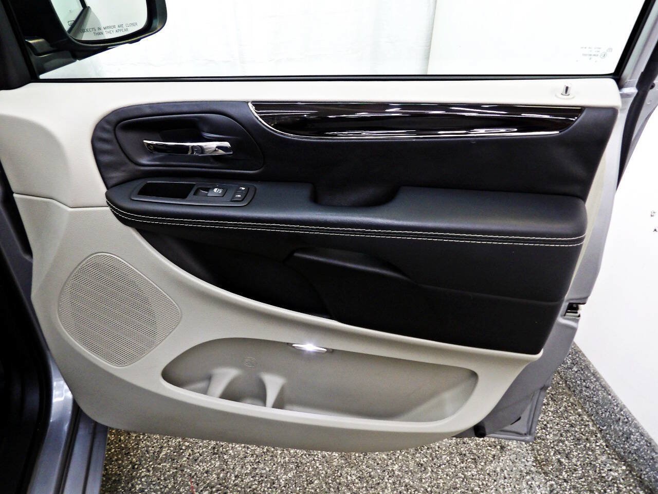 Used 2016 Dodge Grand Caravan SE FWD image 11