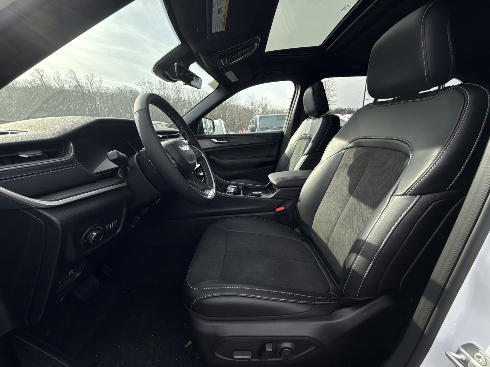 New 2025 Jeep Grand Cherokee Altitude image 13