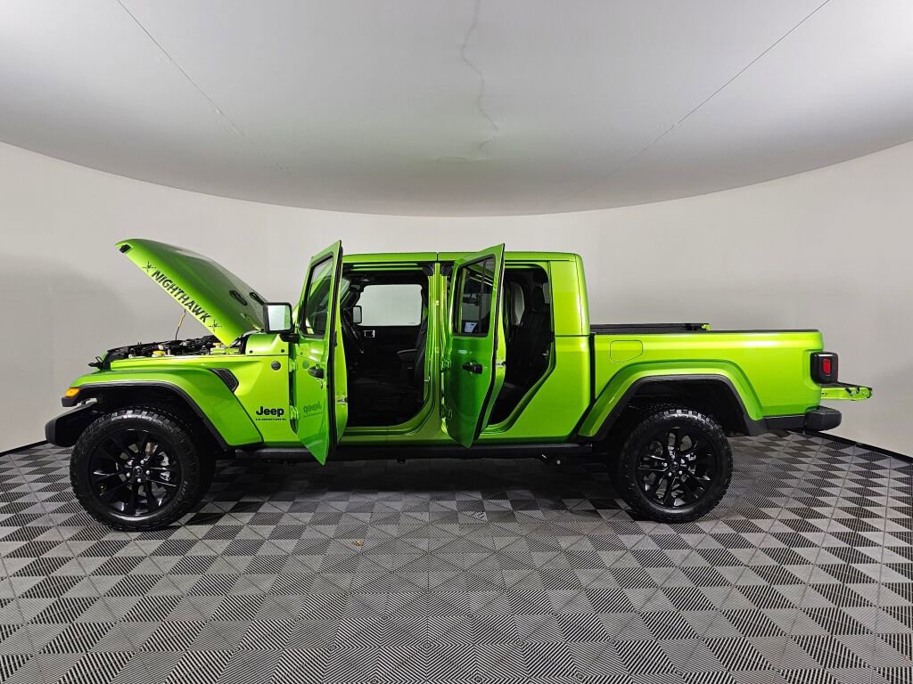 Used 2025 Jeep Gladiator Sport image 16