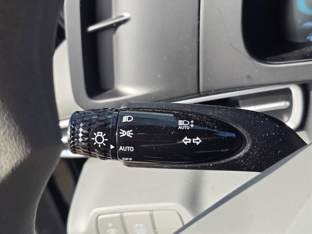 Used 2025 Hyundai Elantra Blue image 25