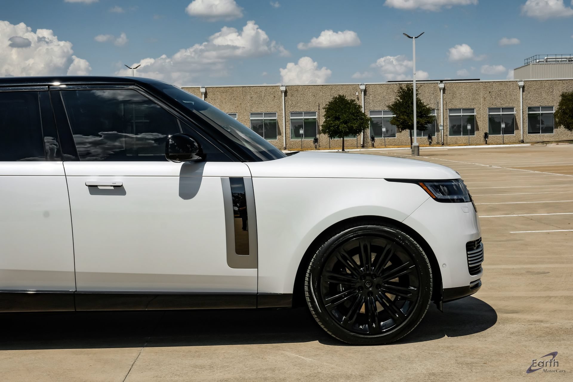 Used 2024 Land Rover Range Rover SV AWD/4WD image 17