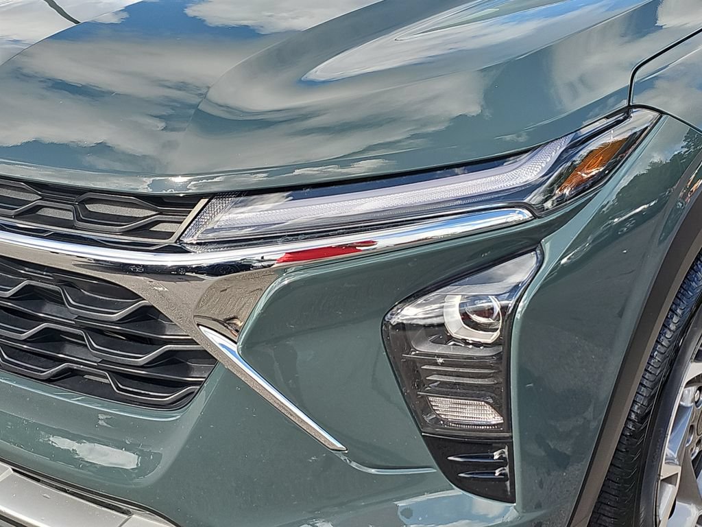 Used 2025 Chevrolet Trax LT FWD image 30