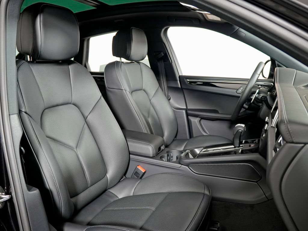 Certified 2026 Porsche Macan AWD/4WD image 35