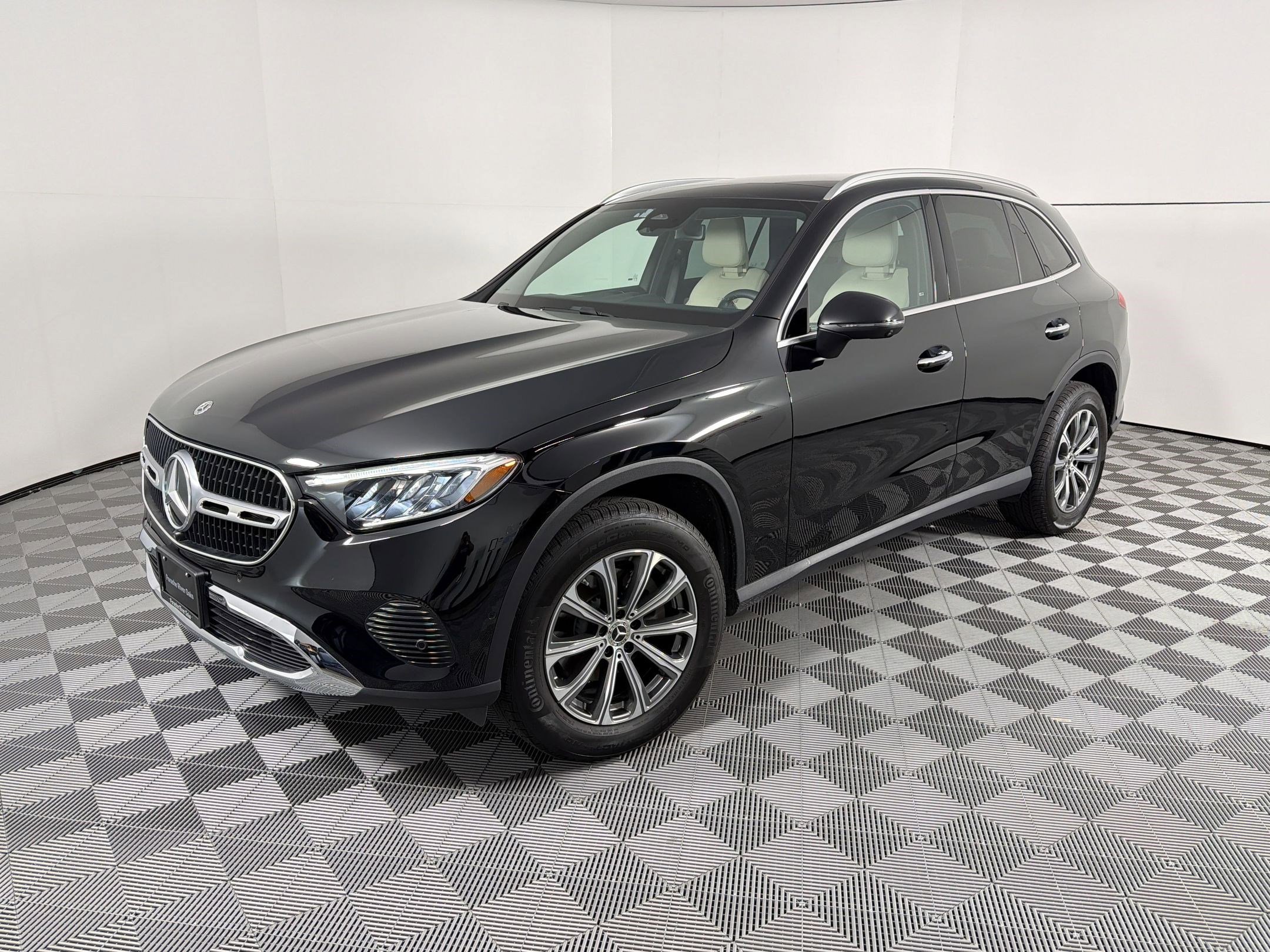 Used 2025 Mercedes-Benz GLC 300 image 1