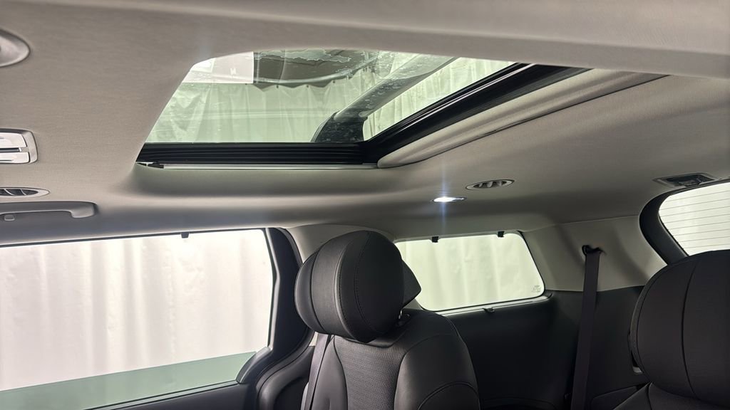 Used 2025 Kia Carnival SX Prestige image 37