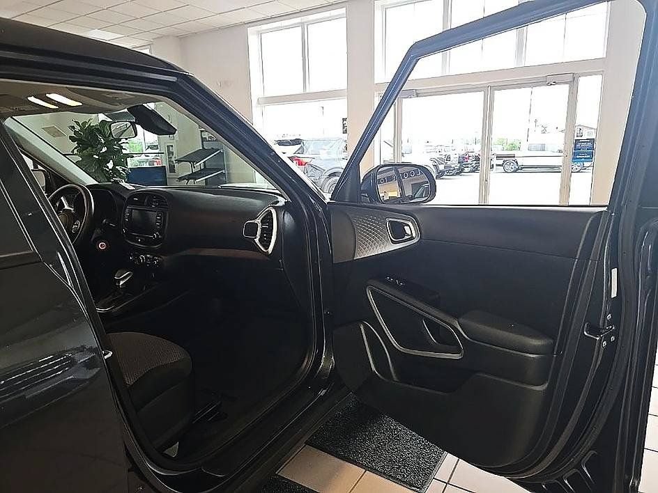 Used 2023 Kia Soul LX FWD image 35