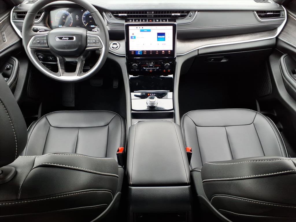 Used 2025 Jeep Grand Cherokee Limited image 17
