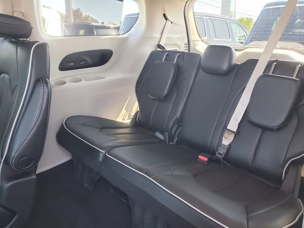 Used 2022 Chrysler Pacifica Limited AWD/4WD image 30