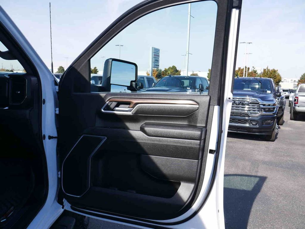 Used 2025 Chevrolet Silverado 3500 LT image 27