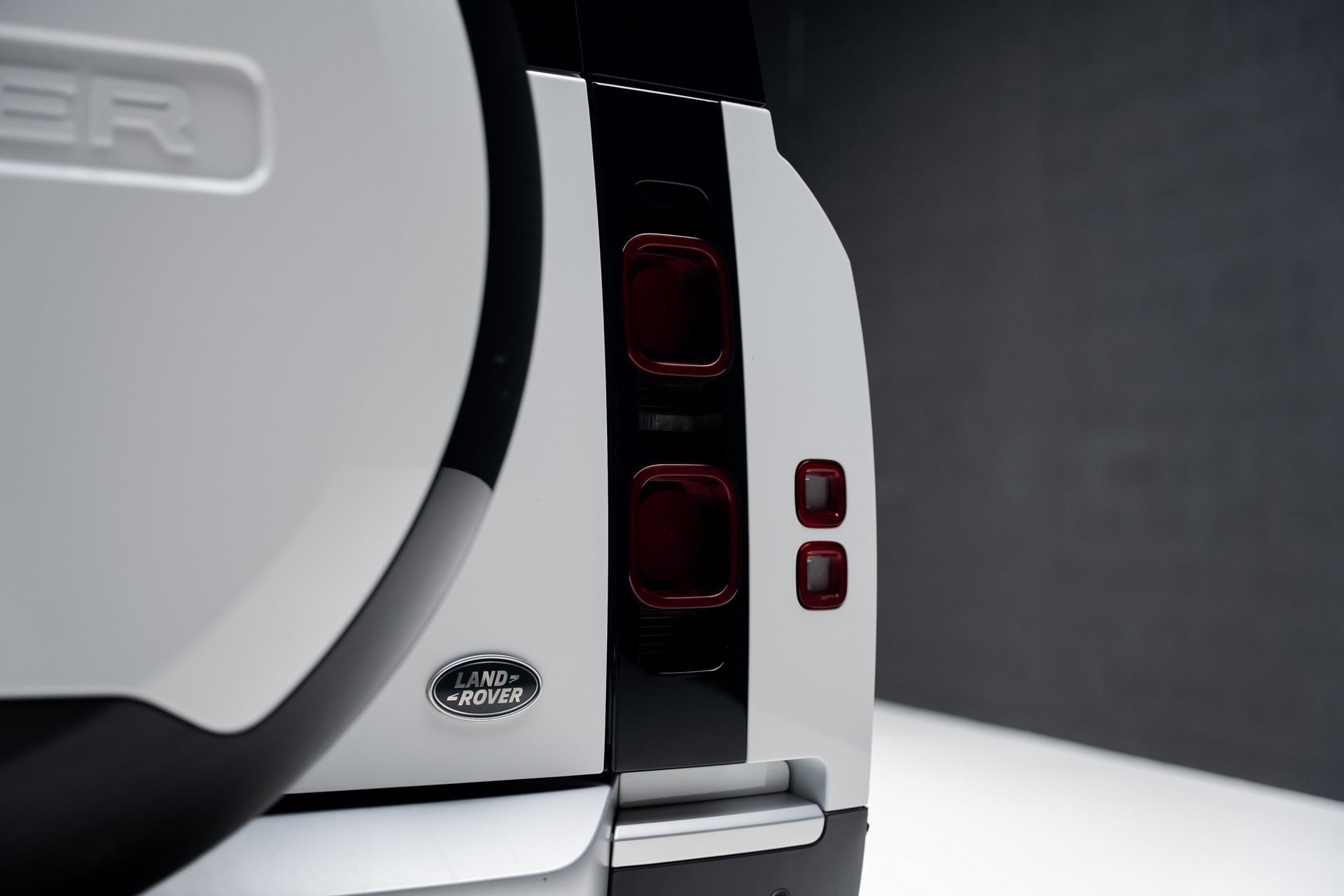 Used 2023 Land Rover Defender 130 SE image 31