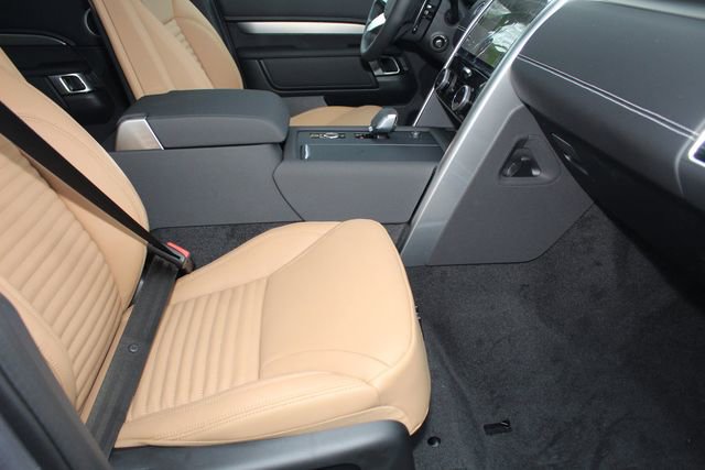 New 2025 Land Rover Discovery Dynamic SE image 3