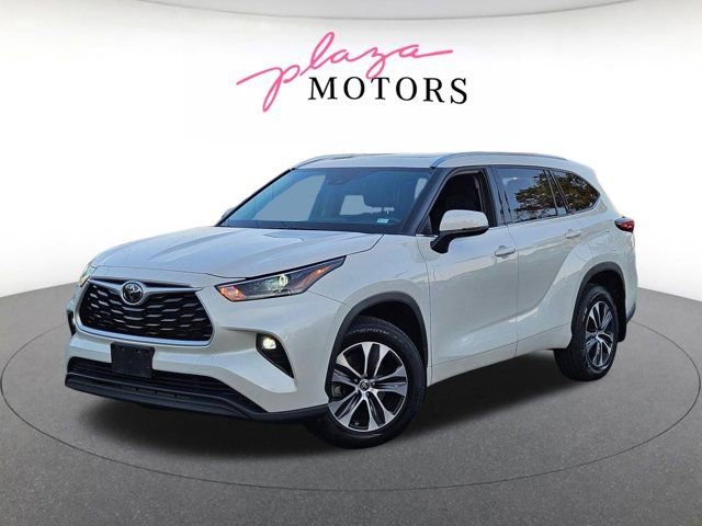 Used 2021 Toyota Highlander XLE AWD/4WD image 1