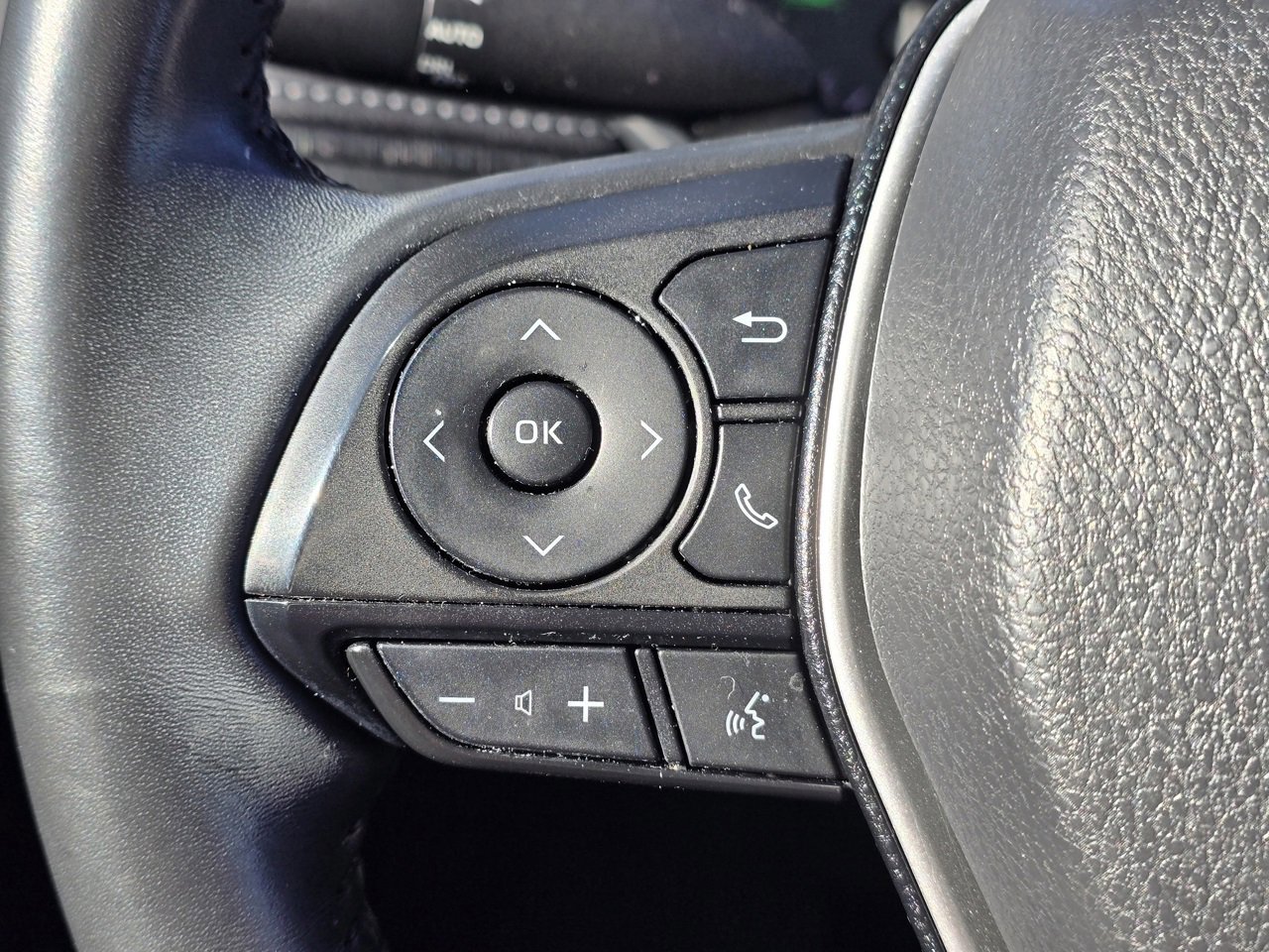 Used 2022 Toyota Venza LE image 19