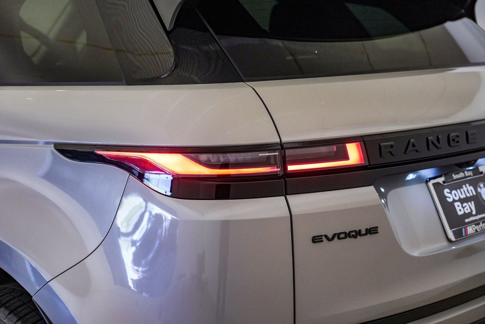 Used 2024 Land Rover Range Rover Evoque Dynamic SE AWD/4WD image 12