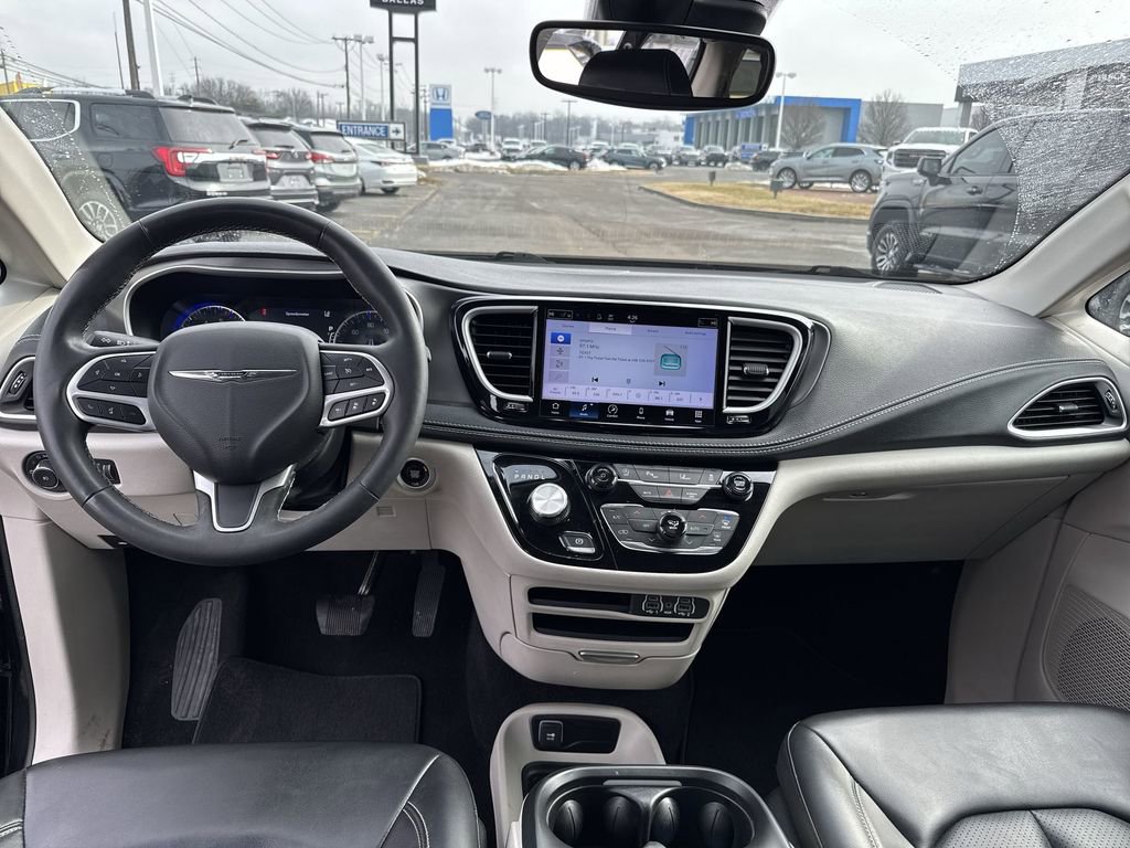 Used 2023 Chrysler Pacifica Touring-L image 19