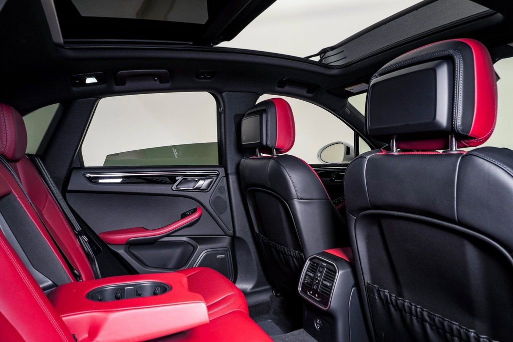 Certified 2025 Porsche Macan image 16
