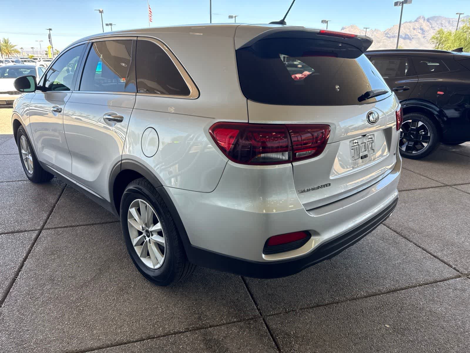 Used 2019 Kia Sorento FWD V6 image 4