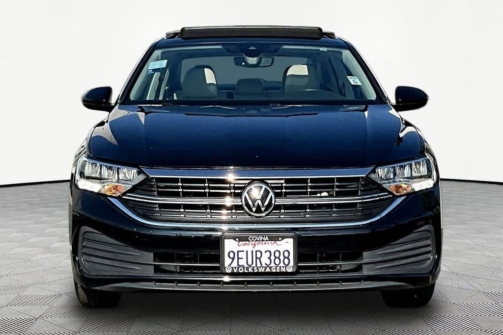 Used 2023 Volkswagen Jetta SE w/ Panoramic Sunroof Package image 2