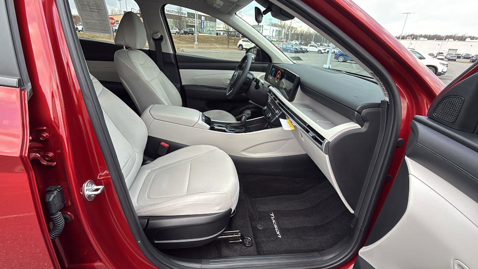 Used 2025 Hyundai Tucson SE image 18
