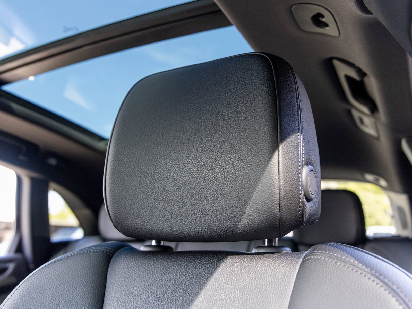 Certified 2025 Porsche Macan image 31