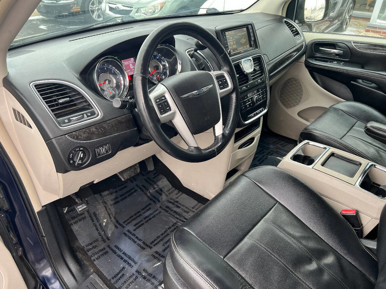 Used 2015 Chrysler Town & Country Touring w/ Driver Convenience Group image 19