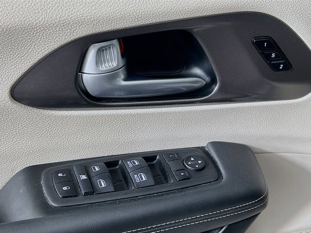 Used 2024 Chrysler Pacifica Touring-L FWD image 9