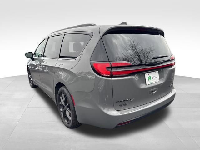 Used 2025 Chrysler Pacifica Limited image 6