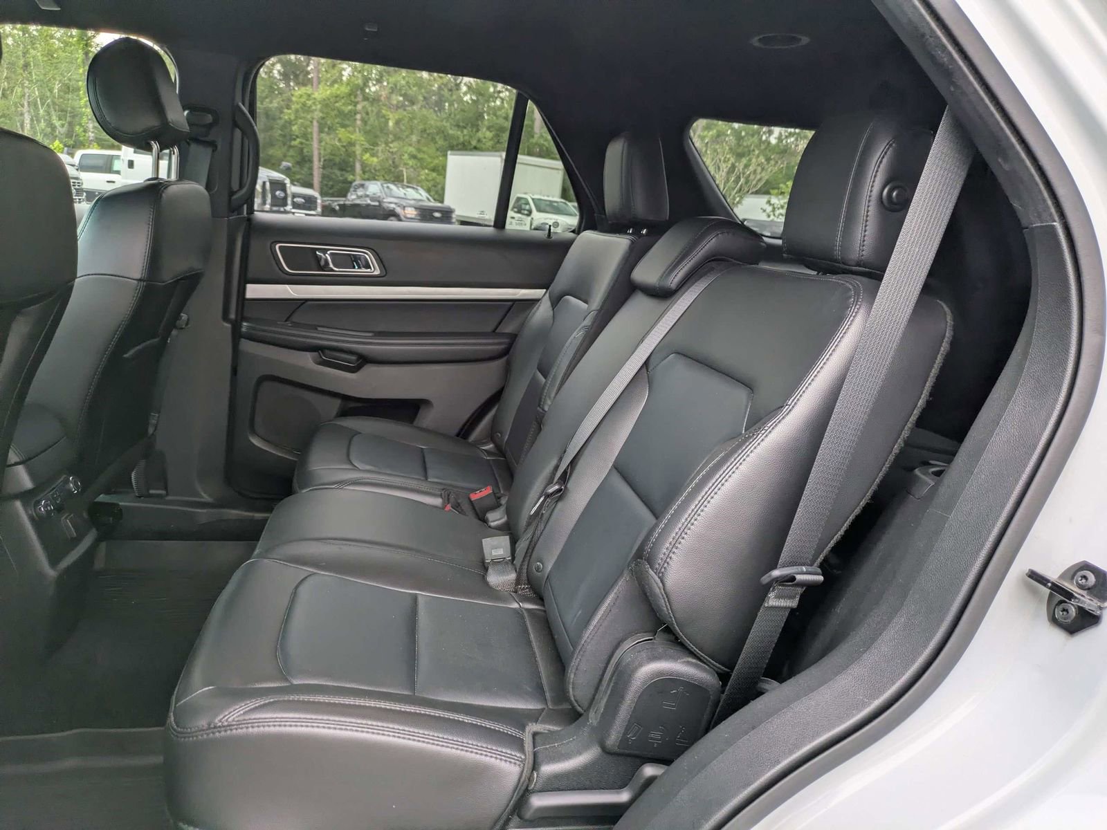 Used 2017 Ford Explorer XLT w/ Equipment Group 202A FWD image 8