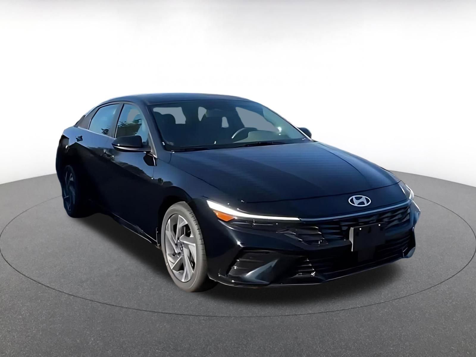 Used 2025 Hyundai Elantra SEL image 3