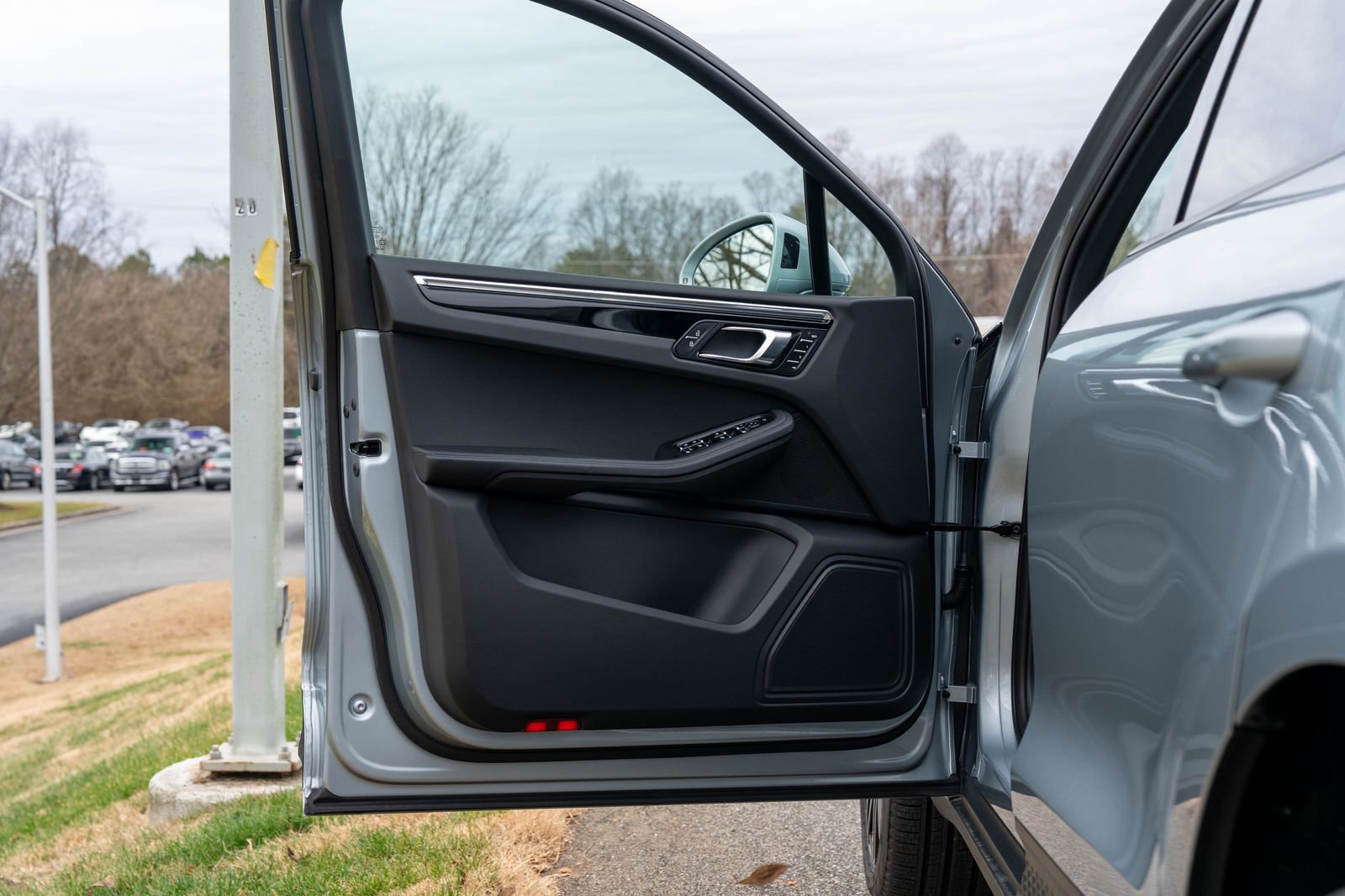 Certified 2025 Porsche Macan image 18