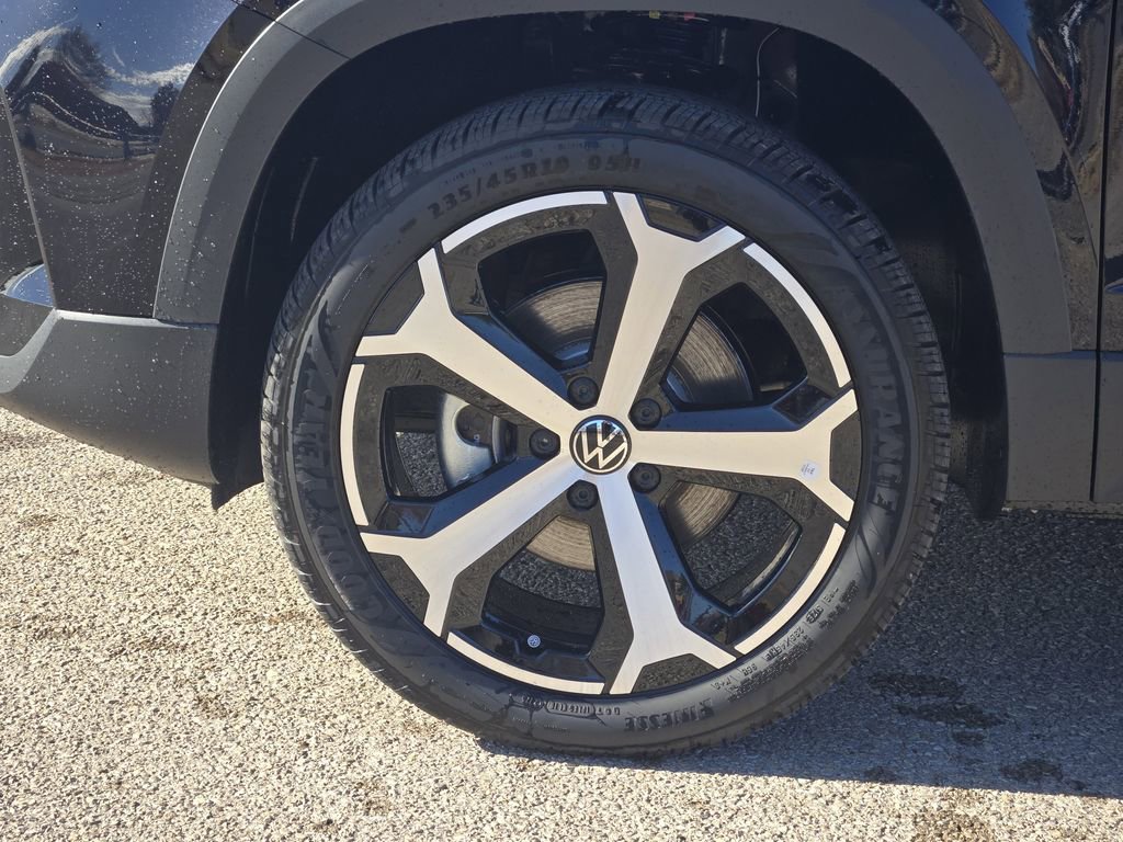 New 2026 Volkswagen Taos SEL image 10