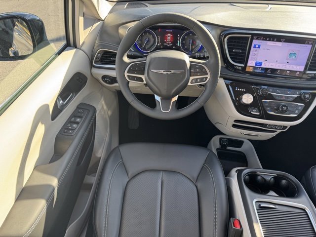 Used 2024 Chrysler Pacifica Touring-L image 15