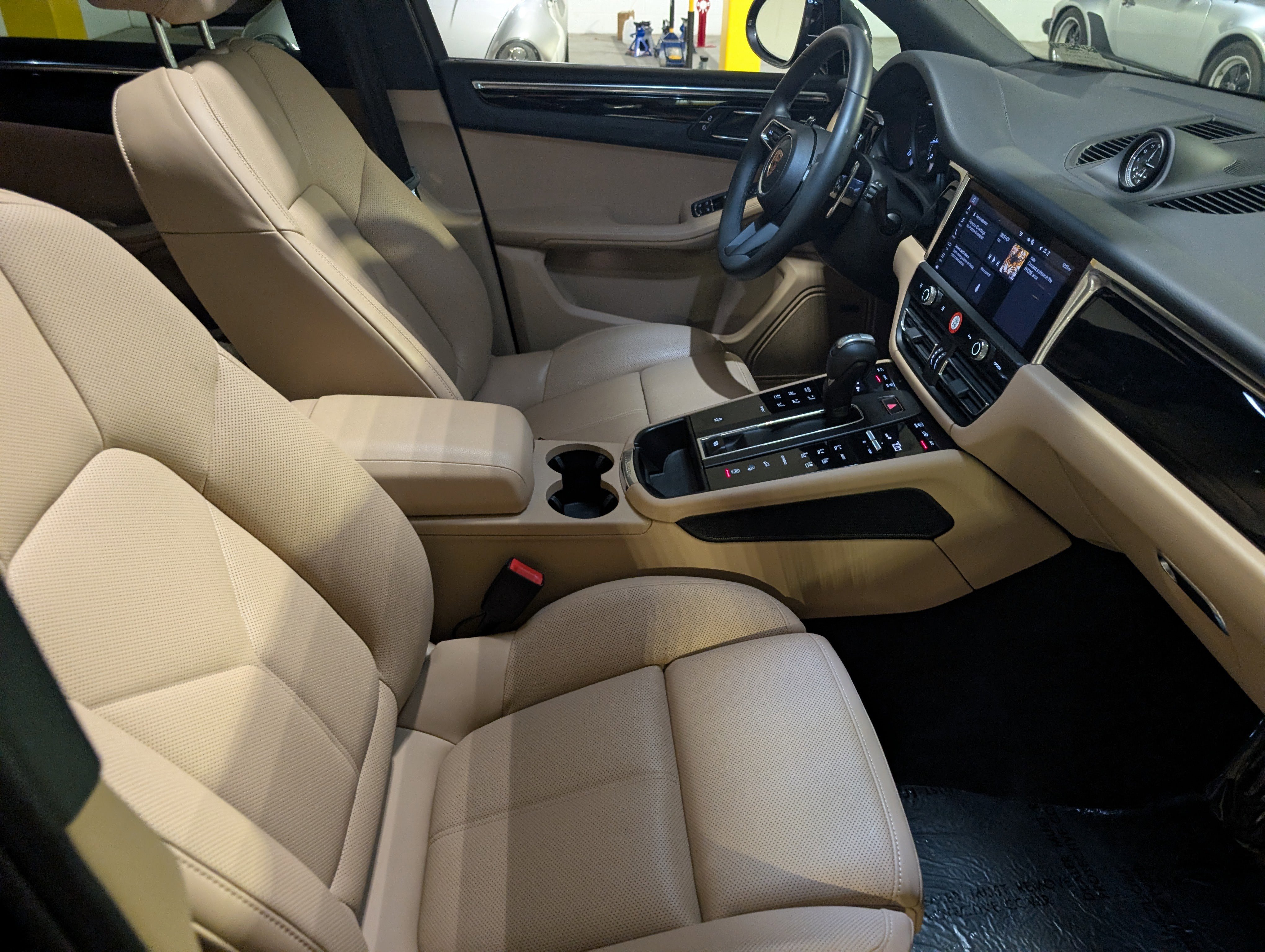 Certified 2025 Porsche Macan image 24