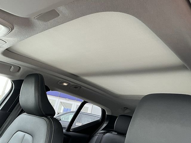 Certified 2025 Volvo XC40 B5 Core image 17