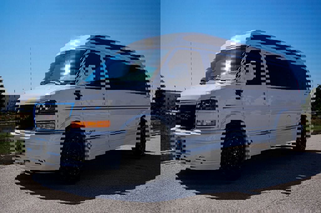 Used 2023 GMC Savana 2500 Extended image 4